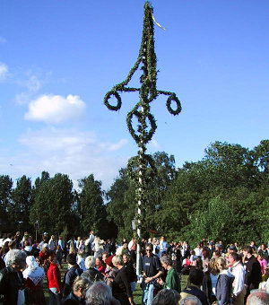 Mittsommer-Tanz um den Maibaum.