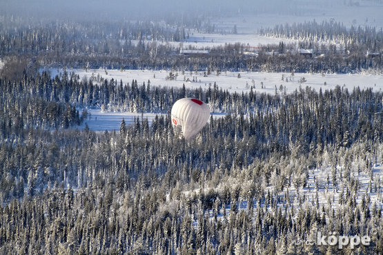 Heißluftballon über Lappland